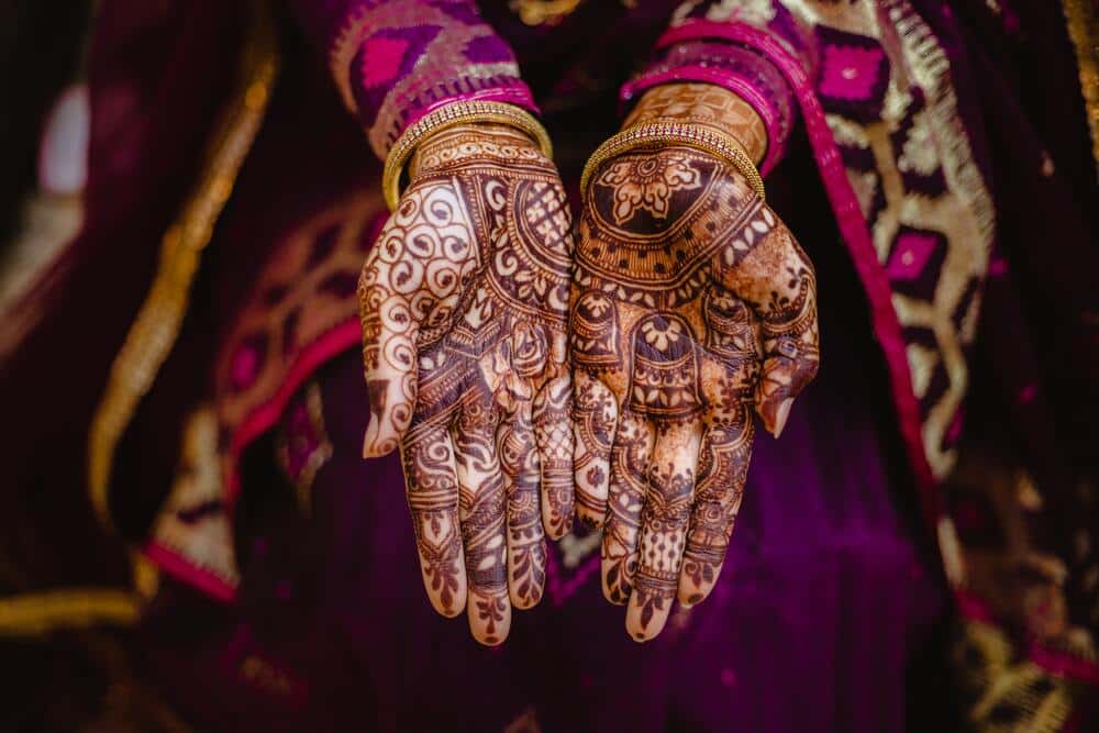 manos tatuadas henna