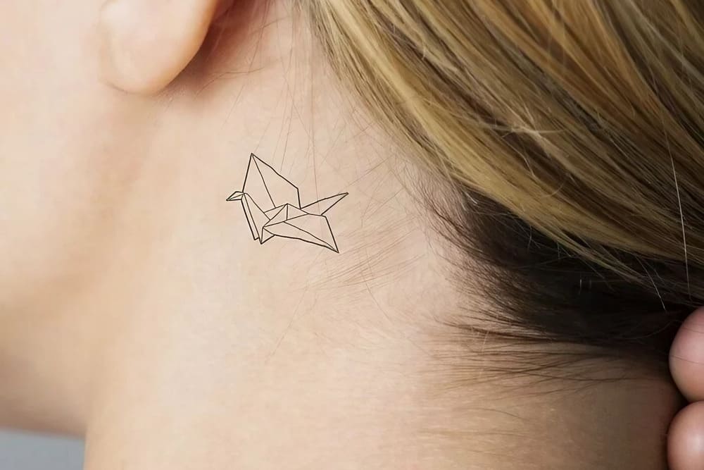 chica con tatuaje minimalista en cuello